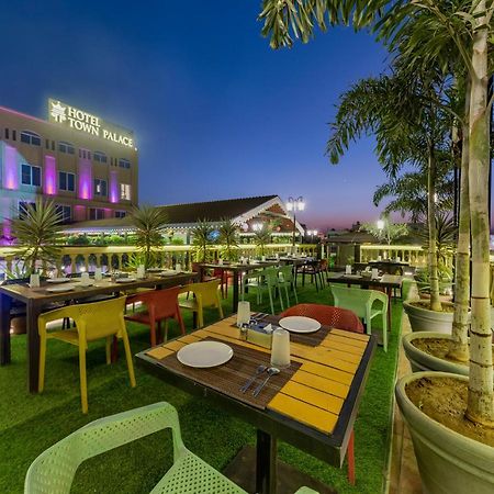 Hotel Town Palace-Best Business Hotel In Bijapur ภายนอก รูปภาพ